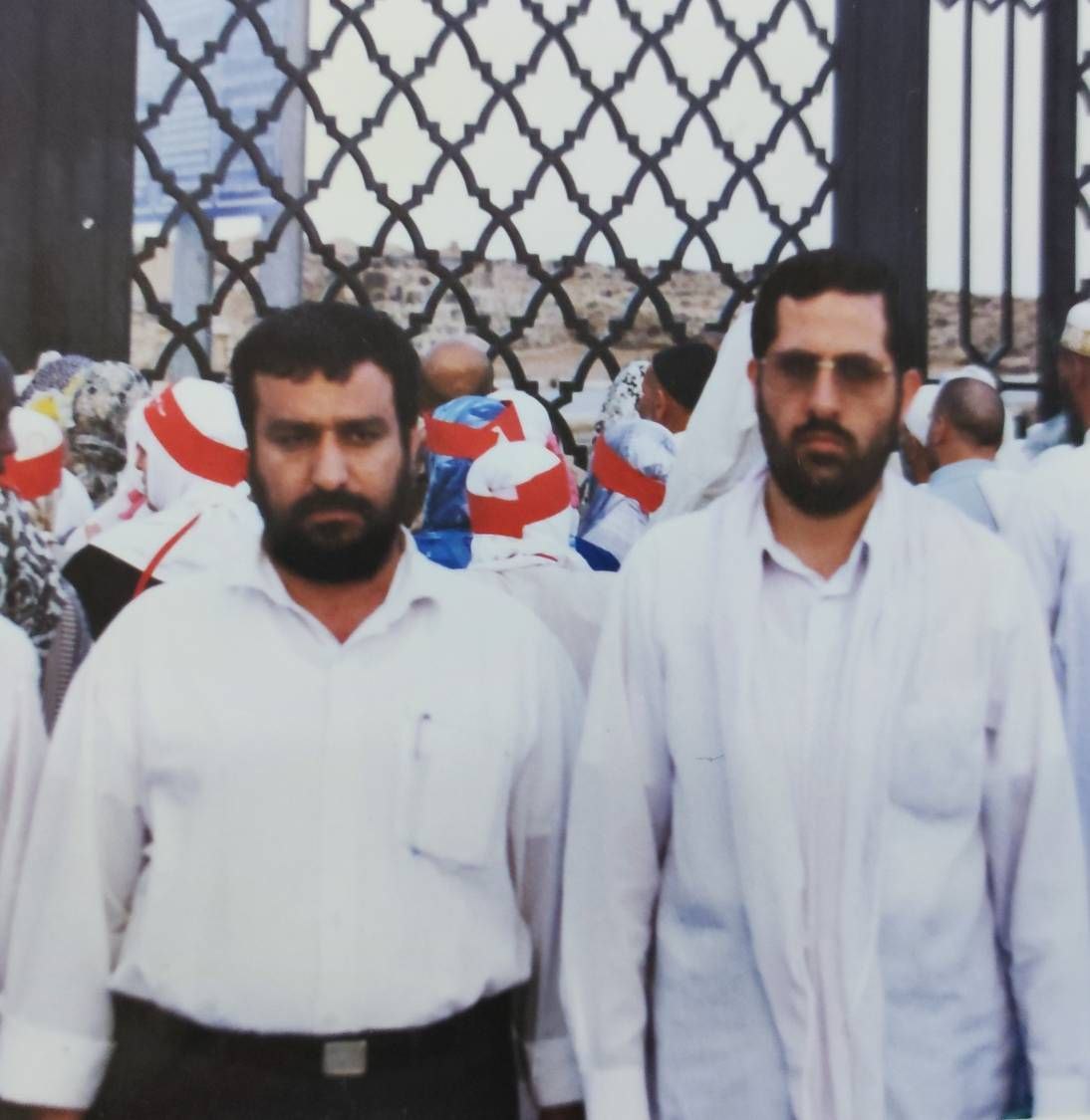 MeshkatShohada's tweet image. سرداران شهید محمدسعید ایزدی و سید رضی موسوی در کنار قبرستان بقیع