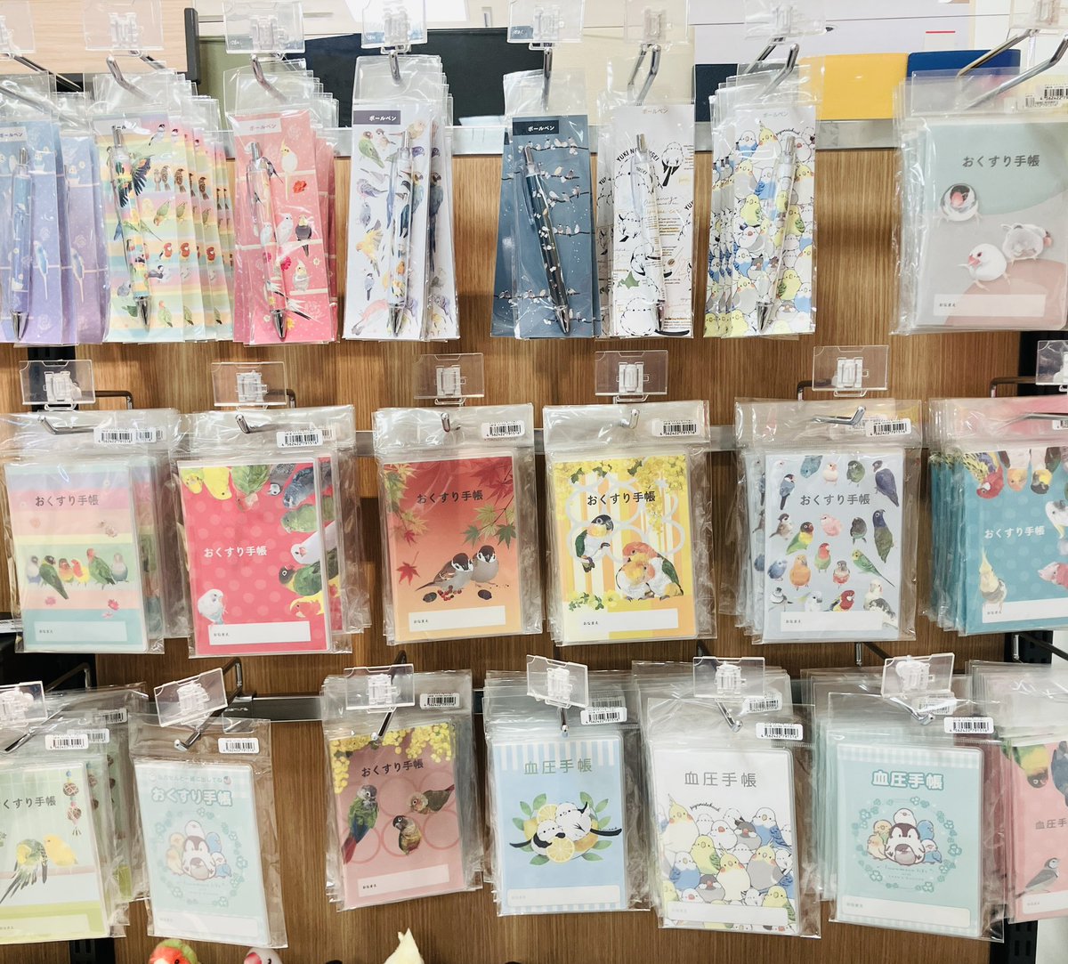 好評開催中❗️
🦜ことりマルシェ よりご紹介♫

#クリエイティブモーション さんの
色鮮やかで可愛い💕
おくすり手帳＆ボールペン

通院のお供にいかがですか？
血圧手帳もございます

＃丸善　＃川越　#まるひろ ＃ことりマルシェ