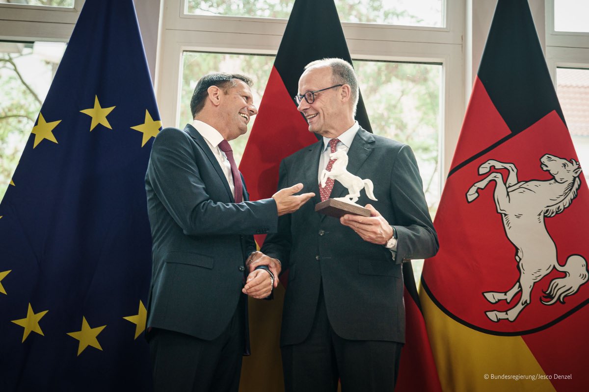 bundeskanzler's tweet image. Niedersachsen ist Deutschland in klein: ein Land mit tollen ländlichen Regionen und ein starker Industriestandort. Beides wollen wir erhalten und Probleme lösen – Bund, Länder und Kommunen zusammen. Danke für den herzlichen Empfang in Hannover, lieber Ministerpräsident Olaf Lies!