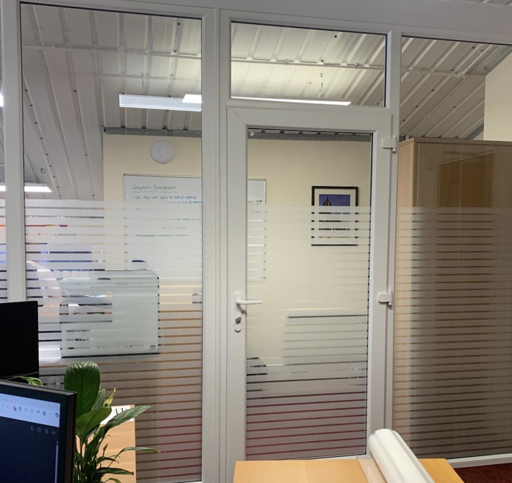 CarlyPressLtd's tweet image. Privacy meets style at The Festive Lighting Company ✨
We installed custom window graphics to screen off office areas while keeping the space looking sharp.
Lots of patterns, colours and styles available – get in touch to see what we can do for you!

#OfficeDesign #PrintAndDesign