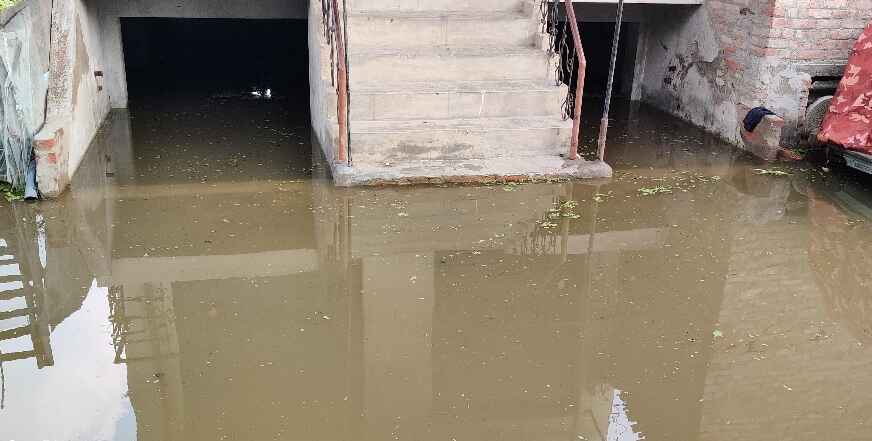 AwaraAnil's tweet photo. @CMOfficeUP @myogiadityanath रामनगर का नरक कब दूर होगा? पिछले 8 सालों में सैकड़ो शिकायतों के बाद भी कुछ नहीं हुआ. https://t.co/IwldoOiMeX