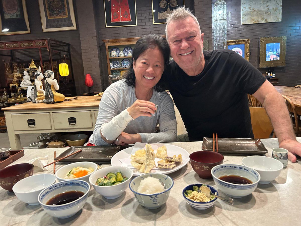 JimmyBarnes's tweet image. It’s Tempura Tuesday. We’re up in the big smoke for check ups and meetings, generally making plans.
@jane13barnes