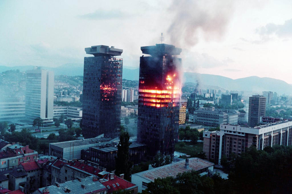 SuadaSaraj's tweet image. Prije tačno 32 godine, 22. jula 1993., na Sarajevo su srpske snage ispalile rekordan broj granata - čak 3.777 u jednom jedinom danu... 😭