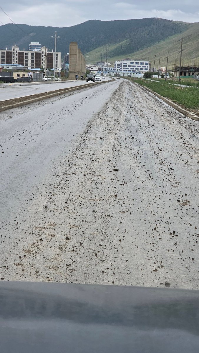 Нүхтийн зам. Сайхан шинэ замыг шороо ачсан машин яваад эвдэх нь ээ. Нэлээн урт ингээд асгачихаж. <a href="/Atutuv/">Автотээврийн Үндэсний Төв</a> <a href="/KhNyambaatar/">Х.Нямбаатар</a>