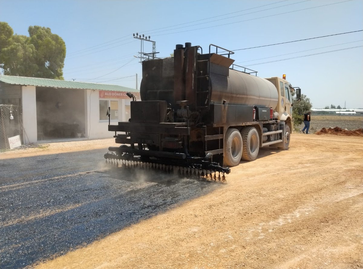 AntakyaBld's tweet image. 📍Arpahan Mahallesi
Mahalle sakinlerimizin daha rahat ulaşım sağlayabilmeleri için sathi kaplama öncesi astar serim çalışması gerçekleştiriyoruz.
#KadimŞehirYeniHikaye