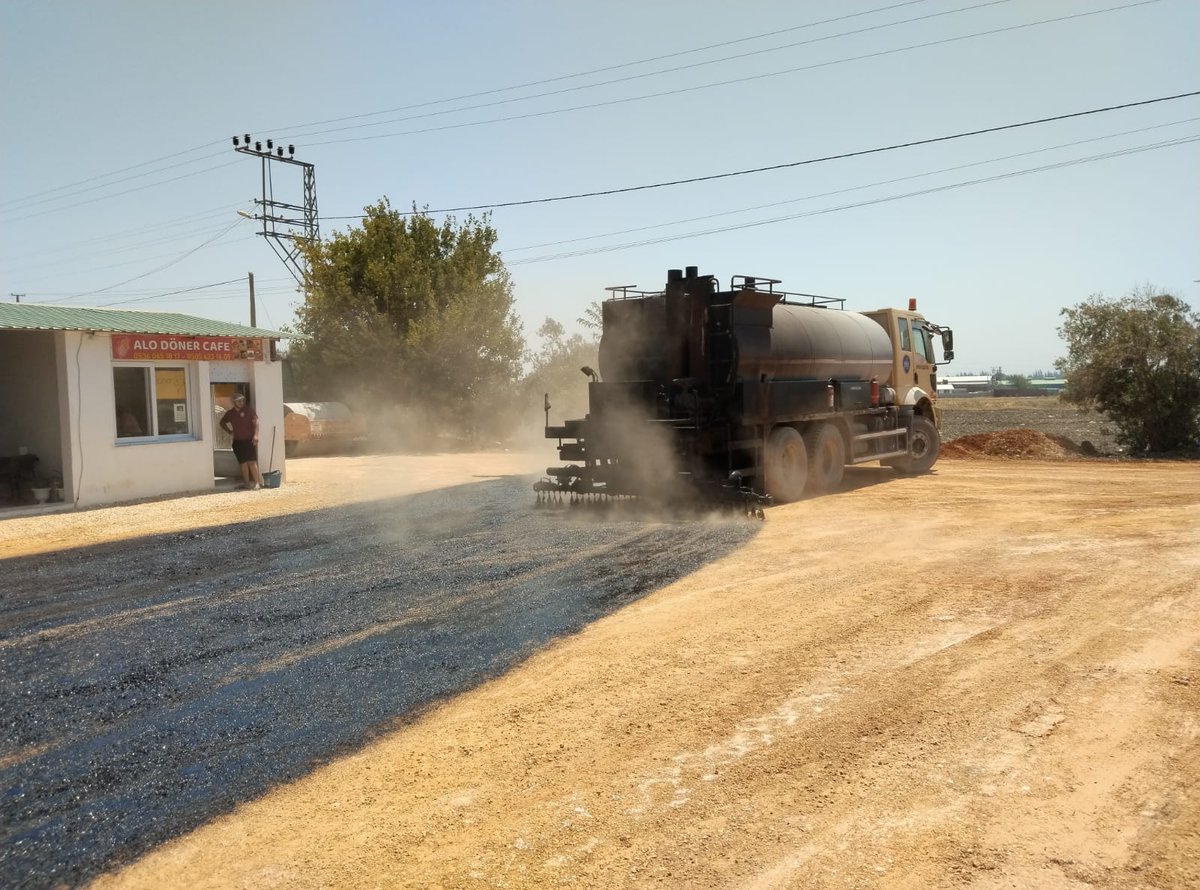 AntakyaBld's tweet image. 📍Arpahan Mahallesi
Mahalle sakinlerimizin daha rahat ulaşım sağlayabilmeleri için sathi kaplama öncesi astar serim çalışması gerçekleştiriyoruz.
#KadimŞehirYeniHikaye