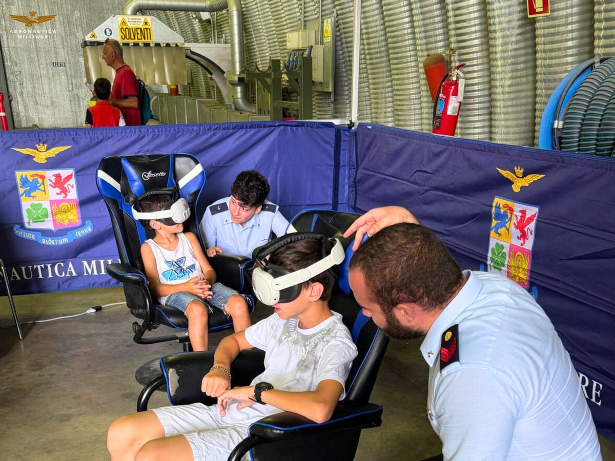 ItalianAirForce's tweet image. Grande successo per il Fly&Fun 2025, una manifestazione aeronautica che per la 1ª volta si è svolta al Distaccamento Aeroportuale di Piacenza.
Tre giornate, dal 18 al 20 luglio, all’insegna del volo, della cultura aeronautica e della divulgazione tecnica
📰bit.ly/3IHQ5y1