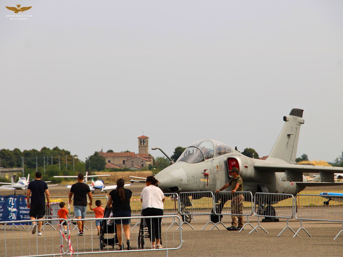 ItalianAirForce's tweet image. Grande successo per il Fly&Fun 2025, una manifestazione aeronautica che per la 1ª volta si è svolta al Distaccamento Aeroportuale di Piacenza.
Tre giornate, dal 18 al 20 luglio, all’insegna del volo, della cultura aeronautica e della divulgazione tecnica
📰bit.ly/3IHQ5y1