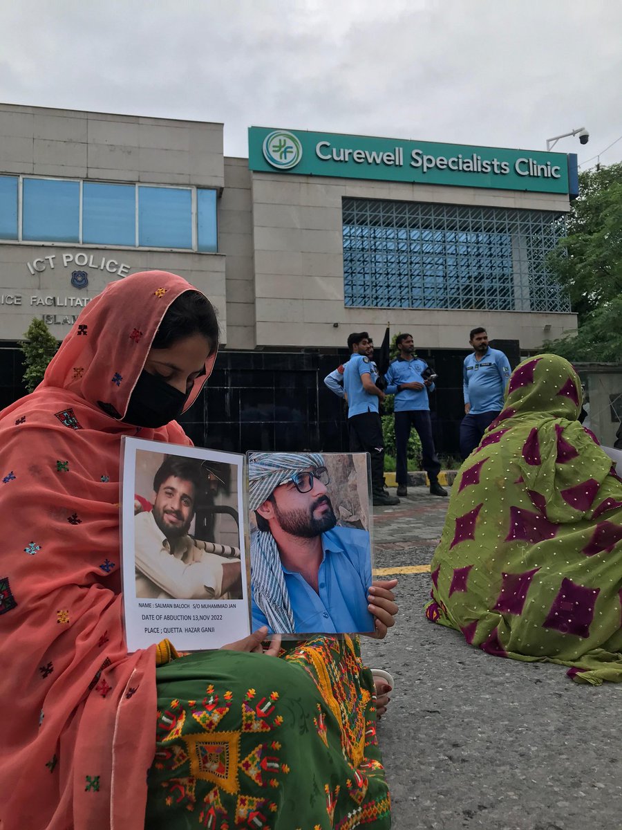 Sadia_Balochh's tweet photo. آج ہم ساتویں دن بھی شہرِ اقتدار میں سپریم کورٹ، پارلیمنٹ اور میڈیا ہاؤسز کی موجودگی کے باوجود انصاف سے محروم ہیں۔ اس شہرِ نا پُرساں میں بلوچوں کیلئے انصاف کے دروازے بند ہیں اور ہمیں یہاں جبر کا سامنا ہے۔ کوئی تصور کرسکتا ہے کہ بلوچستان میں ریاستی فورسز کا رویّہ کتنا ظالمانہ ہوگا# https://t.co/NCTOFGyJmn