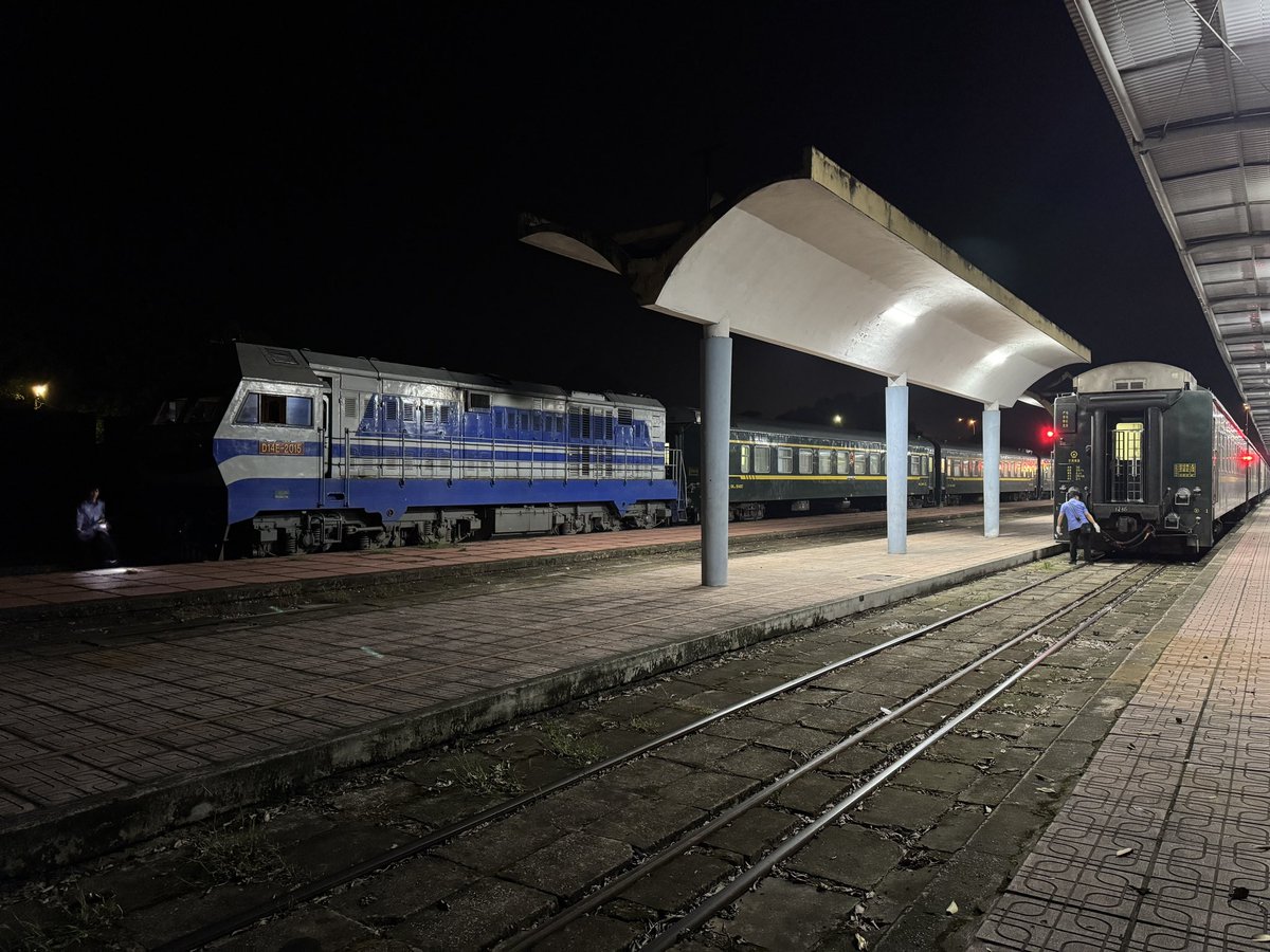 Ch112161's tweet image. 🇻🇳ドンダン駅で南寧方面から来たハノイ行きと行き違い。
ハノイ行き列車はD14Eが担当。
南寧行きを牽引していた共産党旗付きのD19Erはハノイ方面行きの貨物を牽引しハノイへ帰るようです。
#河内南寧2025