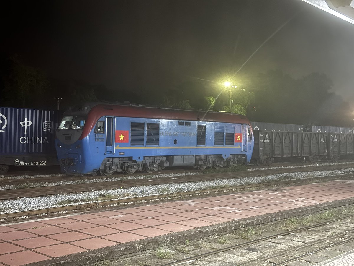 Ch112161's tweet image. 🇻🇳ドンダン駅で南寧方面から来たハノイ行きと行き違い。
ハノイ行き列車はD14Eが担当。
南寧行きを牽引していた共産党旗付きのD19Erはハノイ方面行きの貨物を牽引しハノイへ帰るようです。
#河内南寧2025