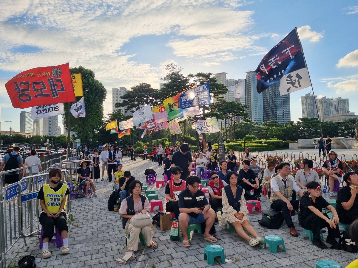 대통령실 앞에서 고공농성(세종호텔 160일, 한국옵티칼 562일) 문제 해결 촉구 집회 중이다. 사회대개혁 시작은 고공농성 해결부터!