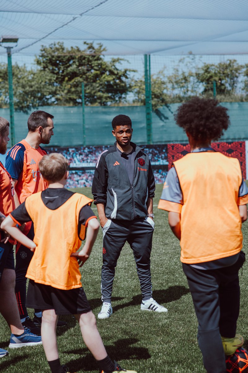 MU_Foundation's tweet image. The Reds head Stateside today for the #PLSummerSeries ๐บ๐ธ, but recently took time out to lead a session with our participants โฝ๐
#ManUtdFoundation | #MUTOUR25 ๐ด
