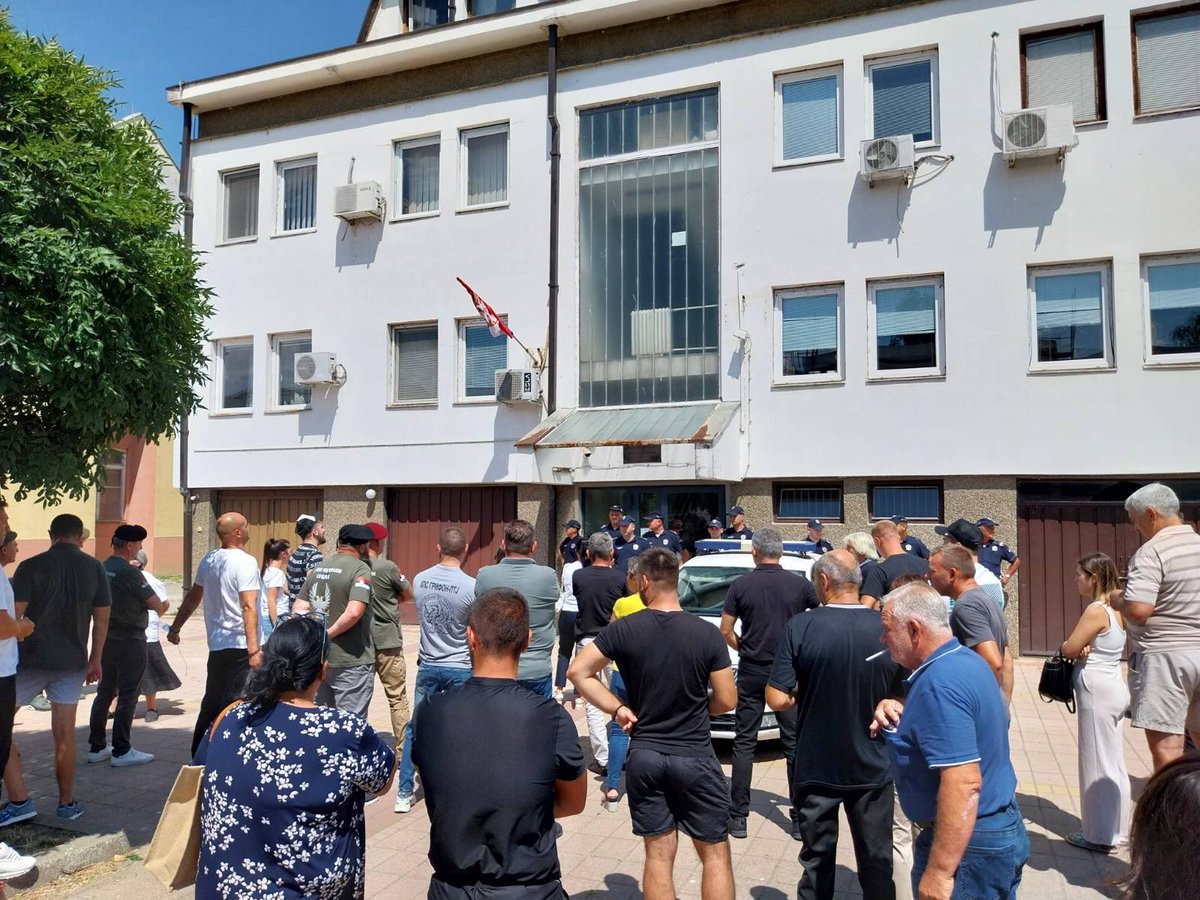 demokrate's tweet image. Uz porodicu Radojčić danas u Pećincima – protiv straha i pritisaka. ✊