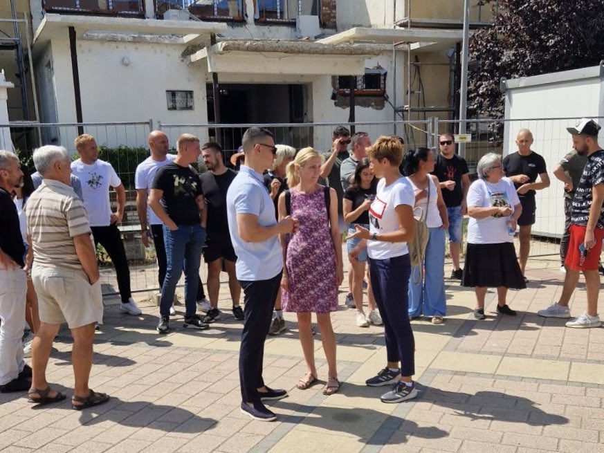 demokrate's tweet image. Uz porodicu Radojčić danas u Pećincima – protiv straha i pritisaka. ✊