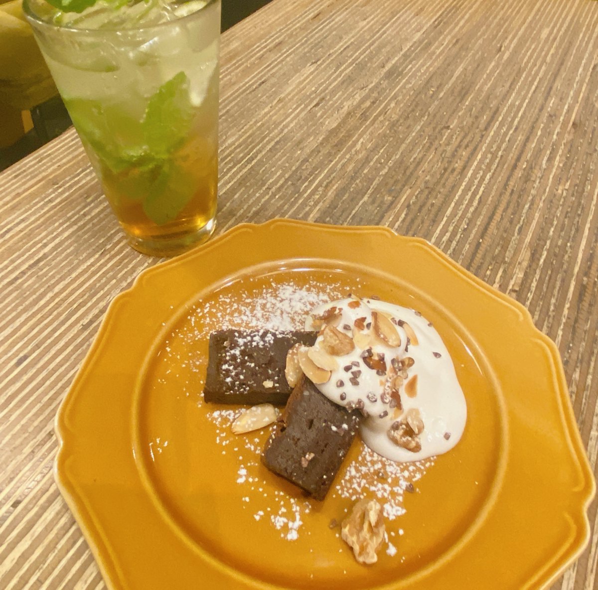 三連休明け火曜日も
お疲れさマジカル〜〜🌃♪

今日も暑すぎましたね...☀️

週末の美味しかったブラウニーを置いておきます🍫
明日もよろしくお願いいたします(*´▽`*)✨

#企業公式がお疲れ様を言い合う 
#企業公式夏のフォロー祭り