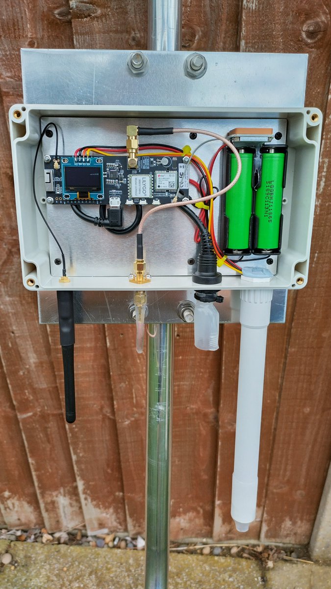 M0PLT's tweet image. Now live: new #Meshtastic node (&quot;BIW&quot;) on a @lilygo9 T-Beam with larger GPS Rx, two 18650 batteries (for back-up) and external Wi-Fi (MQTT upload); plus external temp/humidity/pressure sensor in white tube (not calibrated - sealed with Blu Tack). #Biggleswade
