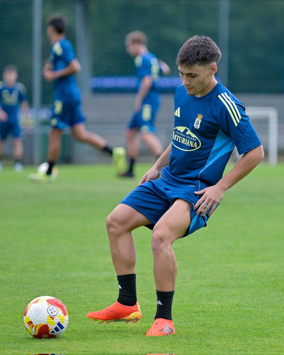 Cantera1926's tweet image. ⚽ 𝑩𝒂𝒍𝒐́𝒏 𝒚 𝒕𝒓𝒂𝒃𝒂𝒋𝒐 𝒅𝒖𝒓𝒐
💪🏻 𝑺𝒆𝒈𝒖𝒊𝒎𝒐𝒔
#RealOviedoVetusta
#CanteraRO 🔵⚪️
