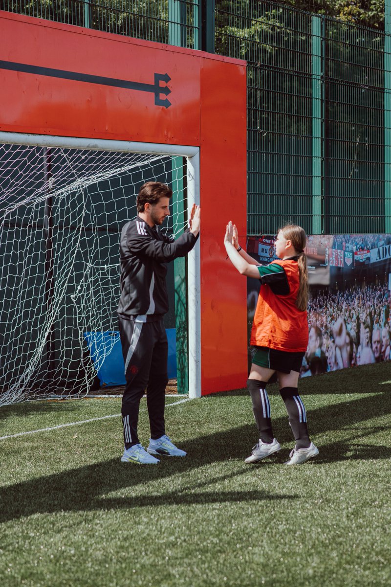 MU_Foundation's tweet image. The Reds head Stateside today for the #PLSummerSeries ๐บ๐ธ, but recently took time out to lead a session with our participants โฝ๐
#ManUtdFoundation | #MUTOUR25 ๐ด