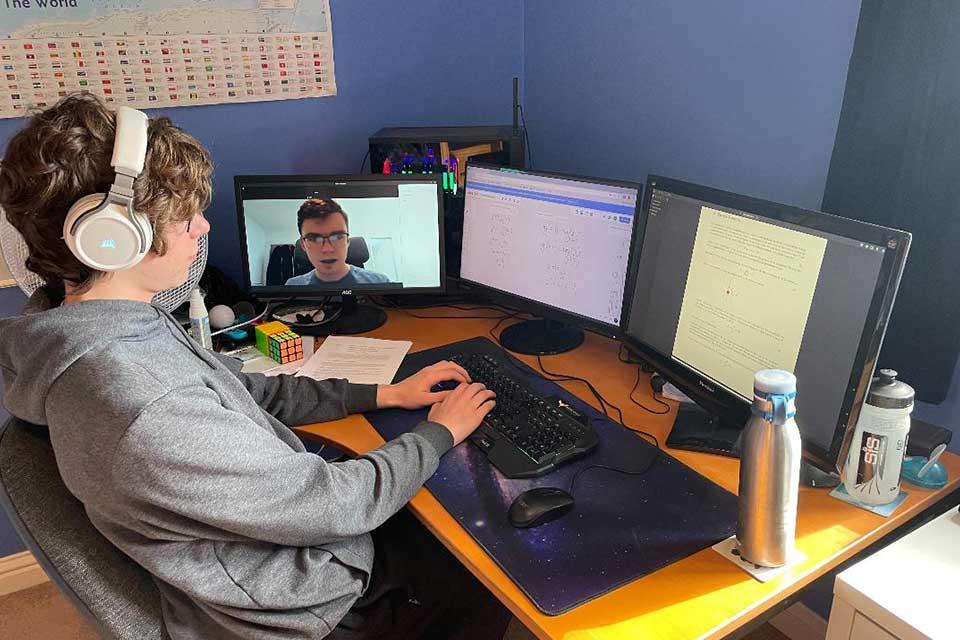 OxfordPhysics's tweet image. Registration for the free Comprehensive Oxford Mathematics and Physics Online School (COMPOS) program for 14 to 17 yrs olds is now open. Thanks to a generous donation, we are able to offer more students a chance to deepen their math and physics knowledge. physics.ox.ac.uk/news/register-…