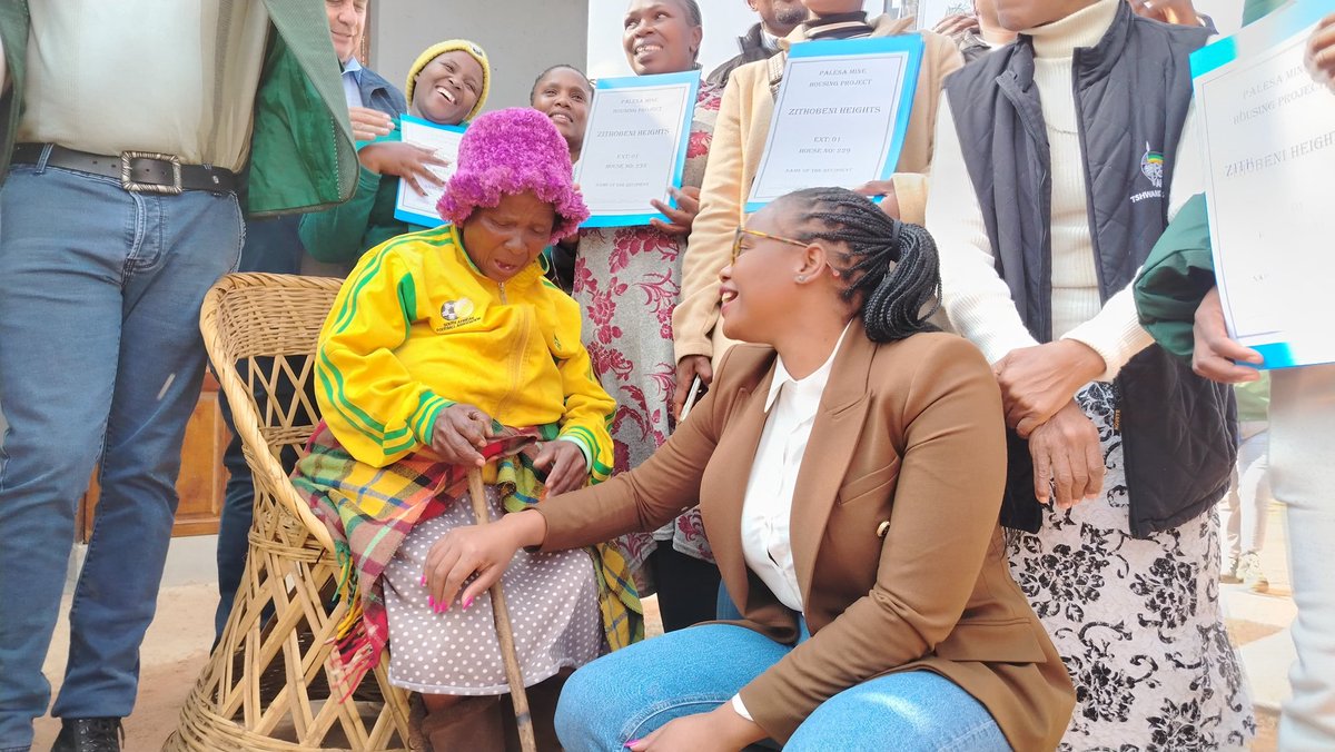 nasiphim's tweet image. This morning, we were in Region 7 Bronkhorstspruit for a special event. The City of Tshwane in partnership with Palesa Coal Mine, handed over 8 houses to residents of Bronkhorstspruit who previously lived in shacks and mud houses. This handover is part of an MOU between the City…