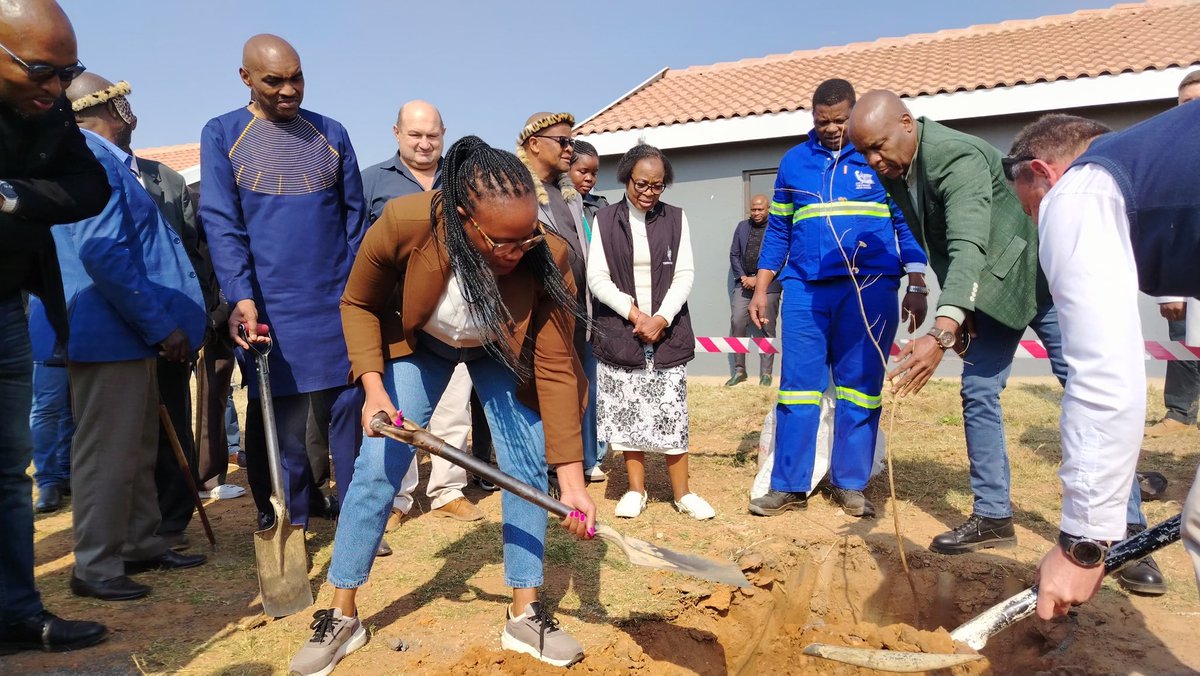 nasiphim's tweet image. This morning, we were in Region 7 Bronkhorstspruit for a special event. The City of Tshwane in partnership with Palesa Coal Mine, handed over 8 houses to residents of Bronkhorstspruit who previously lived in shacks and mud houses. This handover is part of an MOU between the City…