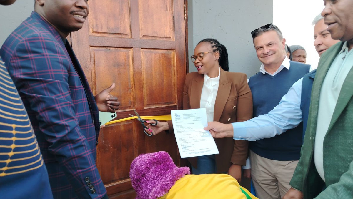 nasiphim's tweet image. This morning, we were in Region 7 Bronkhorstspruit for a special event. The City of Tshwane in partnership with Palesa Coal Mine, handed over 8 houses to residents of Bronkhorstspruit who previously lived in shacks and mud houses. This handover is part of an MOU between the City…
