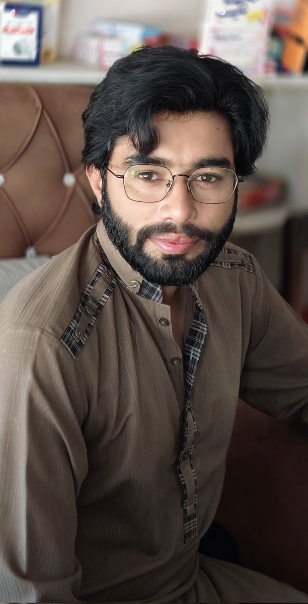 ویسے تو میں ایک شریف لڑکا ہوں مگر 
مجھ سے بھی بات کر لیا کرو🤗
 کیا پتا۔۔۔۔۔ ۔۔
 تمہاری باتوں ۔۔۔
میں آ جاؤں😂🙈