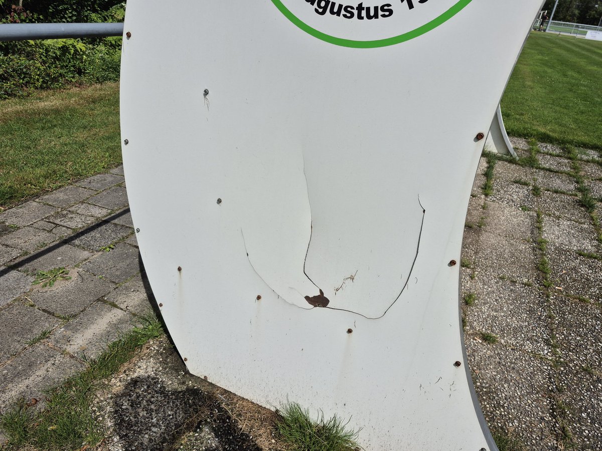 vvWarga's tweet photo. Vandalisme. Wie schiet hier wat mee op? https://t.co/LKqS25ZJkS