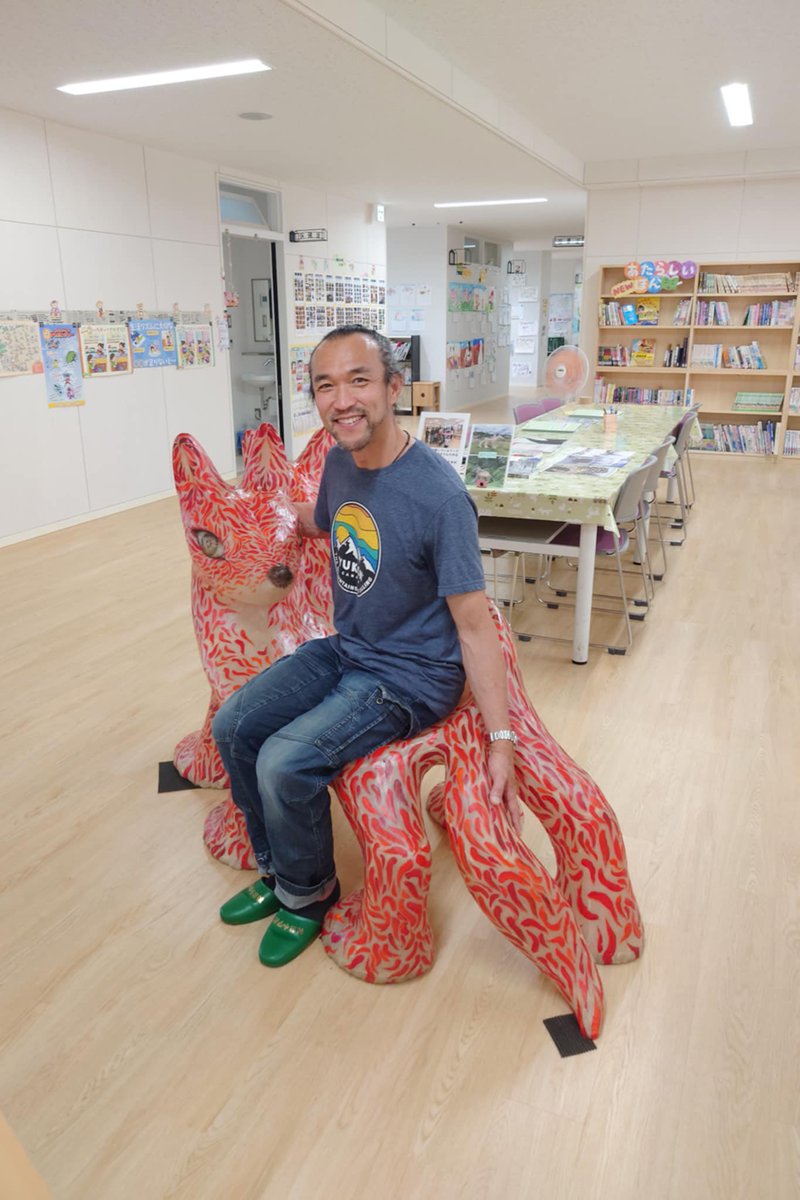 地元の小学校で、野生動物や先住民から学んだことについて特別授業。

オープンスペースには、なんと、あの鴻池朋子さんの作品（実物）が！
双頭、六本脚のオオカミ。

なんと恵まれた小学生たちなのか…

#鴻池朋子 #オオカミベンチ #狼ベンチ #メディシンインフラ