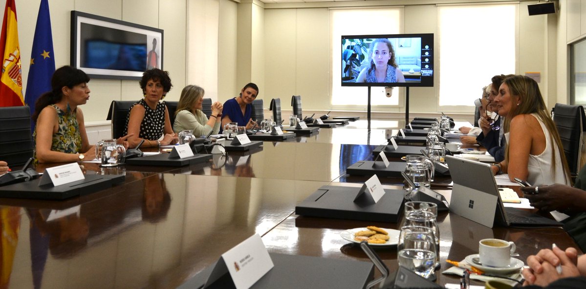 gitanos_org's tweet image. 🗞️Compartimos la noticia y galería de imágenes sobre la jornada de ayer en la que el Consejo Asesor de Brecha de Género abordó la situación de las mujeres #gitanas y pudo conocer la exposición de ilustraciones sobre los #600AñosPuebloGitano. gitanos.org/actualidad/el_…