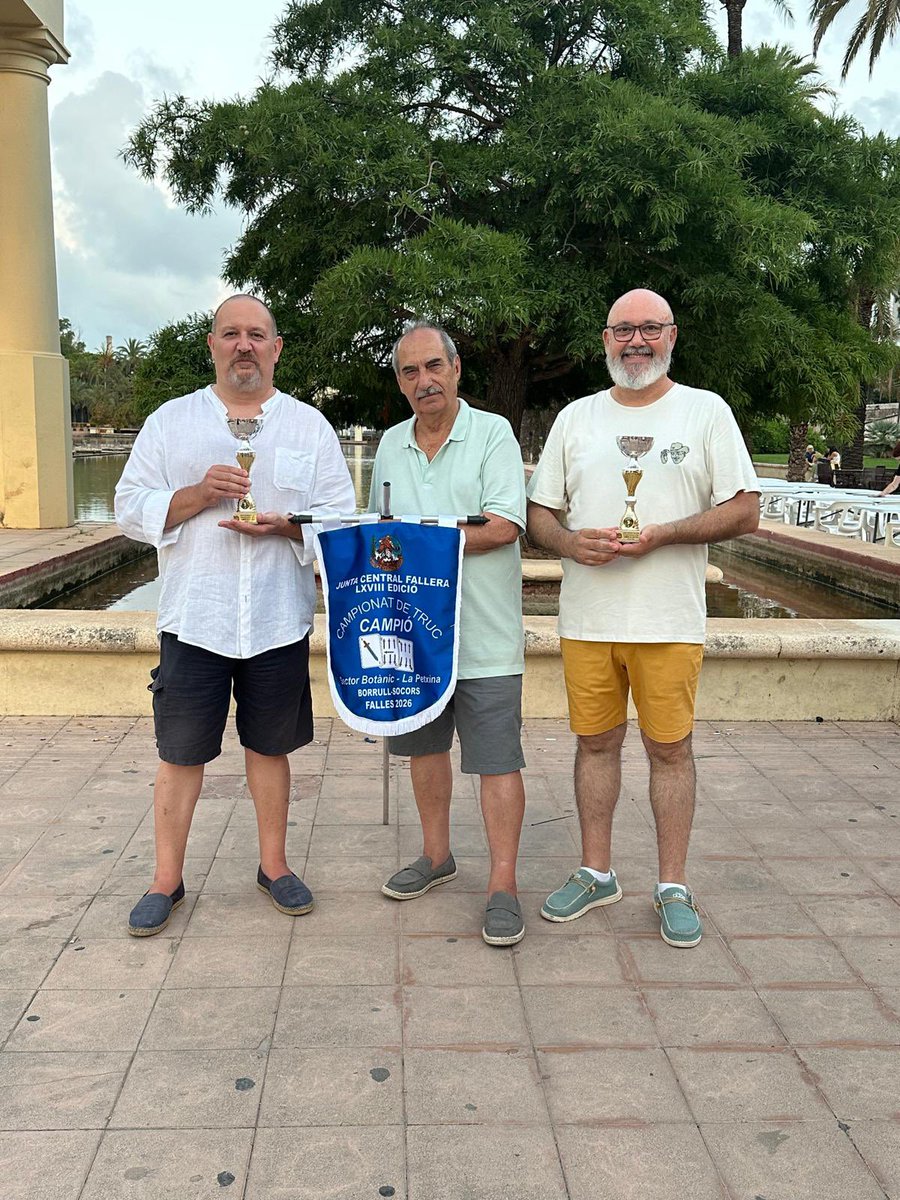 Bon dia! 

Ací tenim als nostres campions després d'arreplegar anit el premi de guanyadors de l'agrupació del concurs de truc de JCF.
No oblidem que van quedar semifinalistes de totes les falles de València que es van presentar.

L’enhorabona! Heu deixat el llistó molt alt!