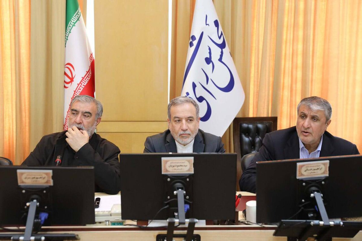 SaraMassoumi's tweet image. شروط ایران برای مذاکره با آمریکا
به گفته یعقوب رضازاده، عضو کمیسیون امنیت ملی و سیاست خارجی مجلس، عراقچی در جلسه امروز این کمیسیون گفت:
در صورت لغو تحریم+محترم شمردن حق استفاده 🇮🇷 از فناوری صلح آمیز هستهای،مذاکرات غیرمستقیم با 🇺🇸پیش از طرح موضوع اسنپ بک در مهر انجام خواهدشد