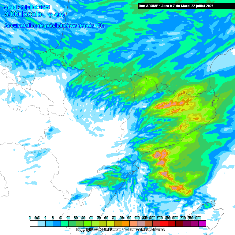 alexmegapc's tweet photo. Molta atenció!!! A la situació de dimecres, en argot elèctric situació d'alt voltatge, ens entra una massa molt freda a 500 hPa mitjançant un solc amb isos que aniran de -13/-17, i això és molt aire fred en plena canícula, amb un sol potent, un mar calent i un ambient càlid important, ingredients per tempestes severes, i fins i tot acumulats de pluja que podran superar els 100 litres per metre quadrat en comarques com el Ripollès, Berguedà, alta garrotxa veurem Cerdanya, nord d'Osona. Però sobretot algunes aniran acompanyades d'intensitat de pluja, calamarsa o pedra amb ratxes de vent intenses. Al matí alguna pluja de caràcter feble, però serà a partir de migdia/tarda un primer fuet convectiu molt fort que abraçarà tot el Pirineu i Prepirineu, d'oest a est i molta atenció, comarques NE fins a la costa entre les 15/16h fins a les 19/20 h tempestes fortes i patacs d'aigua importants, compta rieres, patacs importants costa nord i central. Serà a partir del vespre, tot aproximatiu quan rebran fort les comarques tarragonines i el seu litoral i prelitoral especialment vorejat Cap Salou, un clàssic en aquestes situacions. Condicions d'inestabilitat atmosfèrica potents, CAPE disparat, aire fred en altura, cisalla de vents i mireu els corrents ascendents a 700 hpa. Estem com sempre en una situació de tempestes, i per tant variabilitat, el que us he explicat és com ho veig ara, anem fent seguiment.