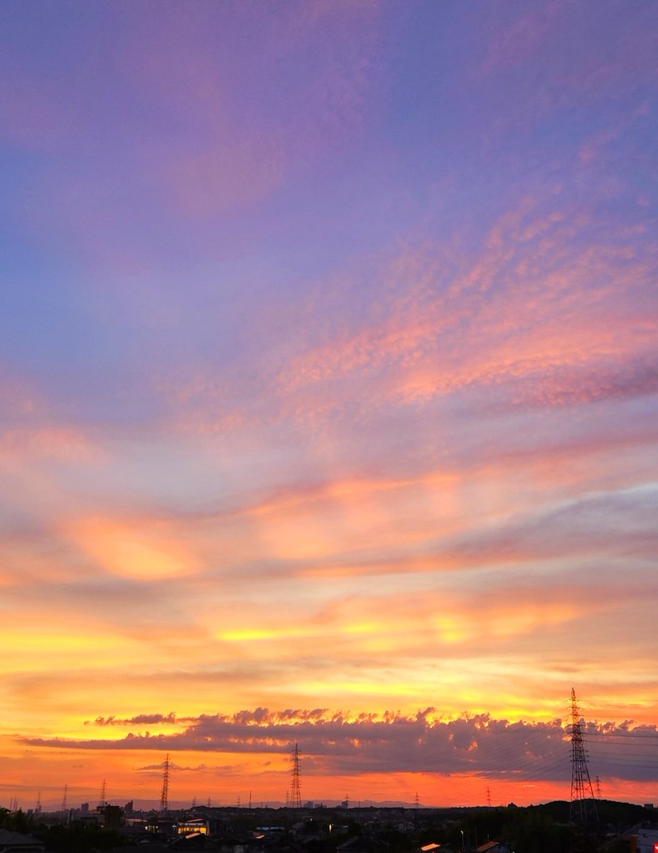 rz7j2xMw3q29104's tweet image. お疲れ様です✨
今日の素敵な夕空をお届けします🙋
「神々しい夕焼けに心奪われて❇️」
今日も暑かったですね💦
涼しくして穏やかにお過ごし下さいね🎐🌃✨
#イマソラ
#夕焼け
