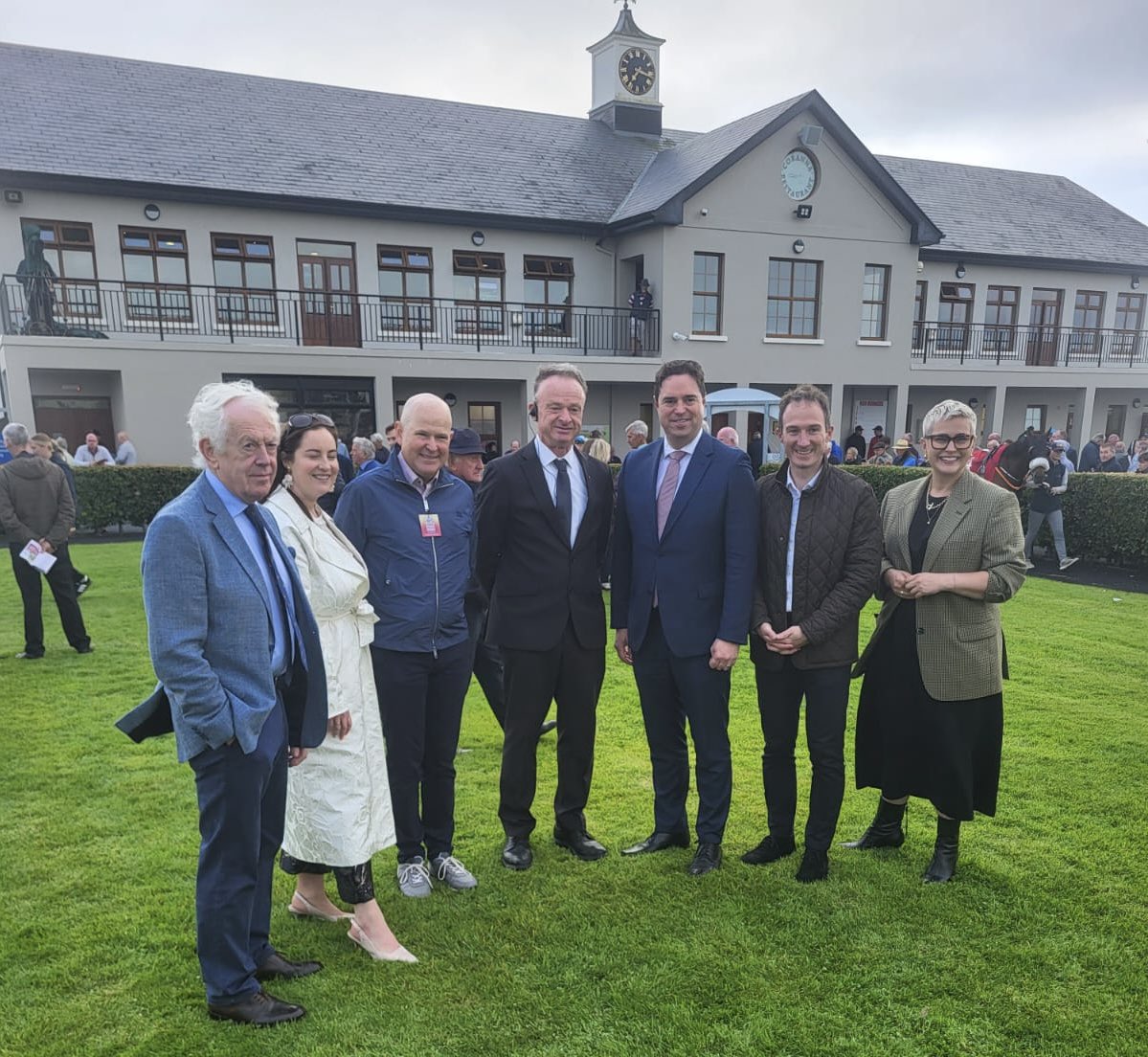 MariaWalshEU's tweet image. It was great to meet so many constituents yesterday at @BallinrobeRaces and attend with @FineGael colleagues Minister @martinheydonfg Minister of State @Alan_Dillon and Deputy @KeiraKeoghFG
Well done to all the organisers, it’s a great event for the local economy.
