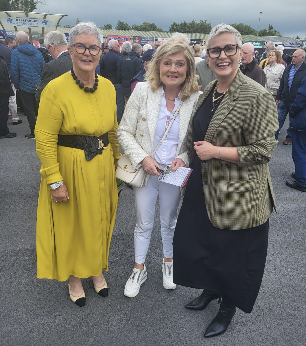 MariaWalshEU's tweet image. It was great to meet so many constituents yesterday at @BallinrobeRaces and attend with @FineGael colleagues Minister @martinheydonfg Minister of State @Alan_Dillon and Deputy @KeiraKeoghFG
Well done to all the organisers, it’s a great event for the local economy.