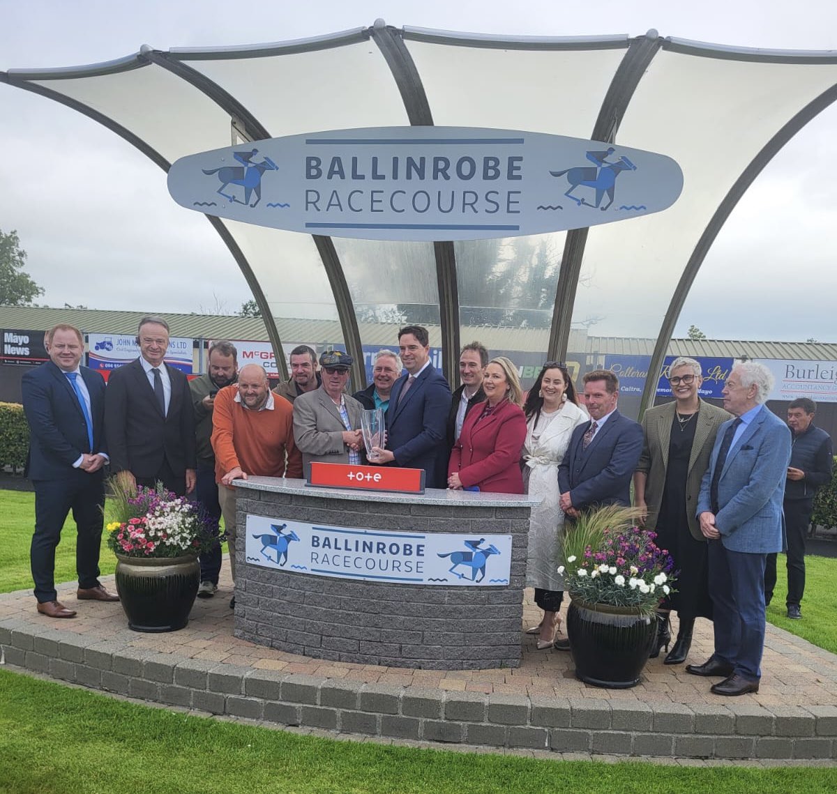 MariaWalshEU's tweet image. It was great to meet so many constituents yesterday at @BallinrobeRaces and attend with @FineGael colleagues Minister @martinheydonfg Minister of State @Alan_Dillon and Deputy @KeiraKeoghFG
Well done to all the organisers, it’s a great event for the local economy.