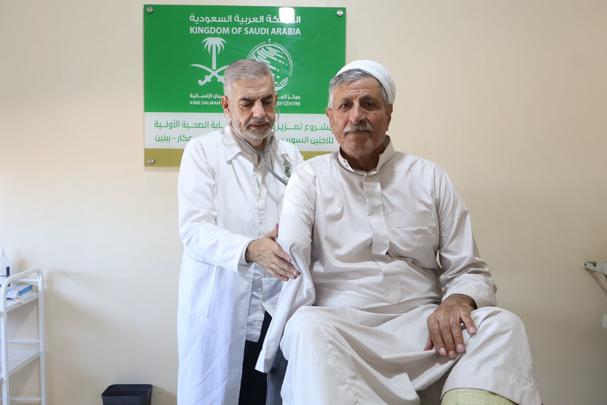 KSRelief's tweet image. يبلغ عبد الحفيظ من العمر 67 سنة ويعد من كبار السن الذين يواجهون مشكلة في الحصول على الرعاية الصحية خصوصًا أنه لاجئ سوري في لبنان..
منذ حوالي الشهرين، يستفيد عبدالحفيظ من عيادات مركز الملك سلمان في منطقة عكار وذلك للإطمئنان على يده التي بُترت الأمر الذي جعله يحتاج لرعاية صحية بشكل…
