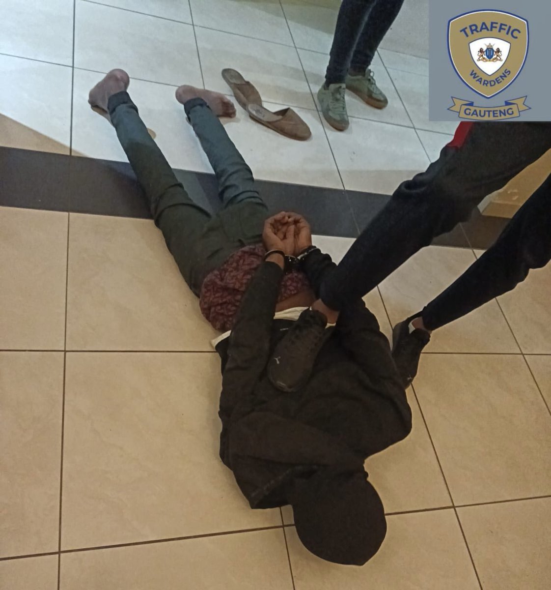 GP_CommSafety's tweet image. An operation was carried out by Soshanguve VISPOL, Gauteng Traffic Police, Gauteng Traffic Wardens, TSHENOLO P.I, Zondi Crime Busters, Jimbos Private Security, and Private and Confidential Security following information about a male suspect allegedly involved in car hijackings…