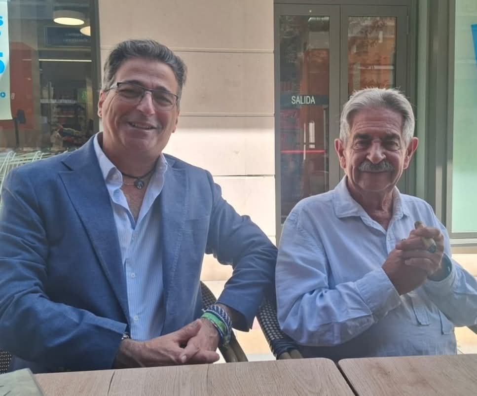 jcabram's tweet image. Tener a mi amigo @RevillaMiguelA de anfitrión en nuestro viaje por Santander es todo un lujo.
Agradecido de todo corazón por su trato tan exquisito.