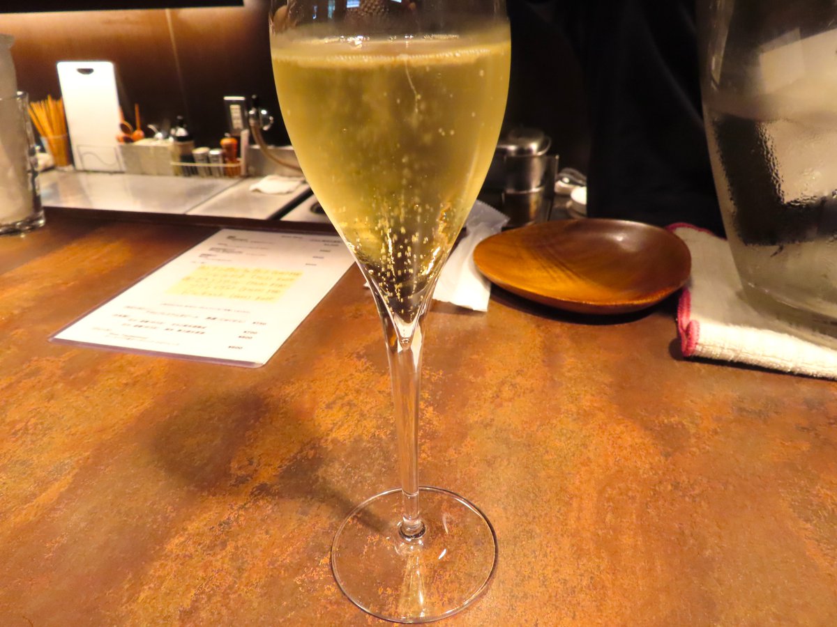 geo_perfectsky's tweet image. #大阪旅行
新梅田食道街の「とり小皿料理とお酒 中村や」で、スパークリングワイン、ずりセロリ(砂肝とセロリのマリネ)、日本酒の古酒を、〆に並びにある「鴨門」で鴨肉入りつけ蕎麦を