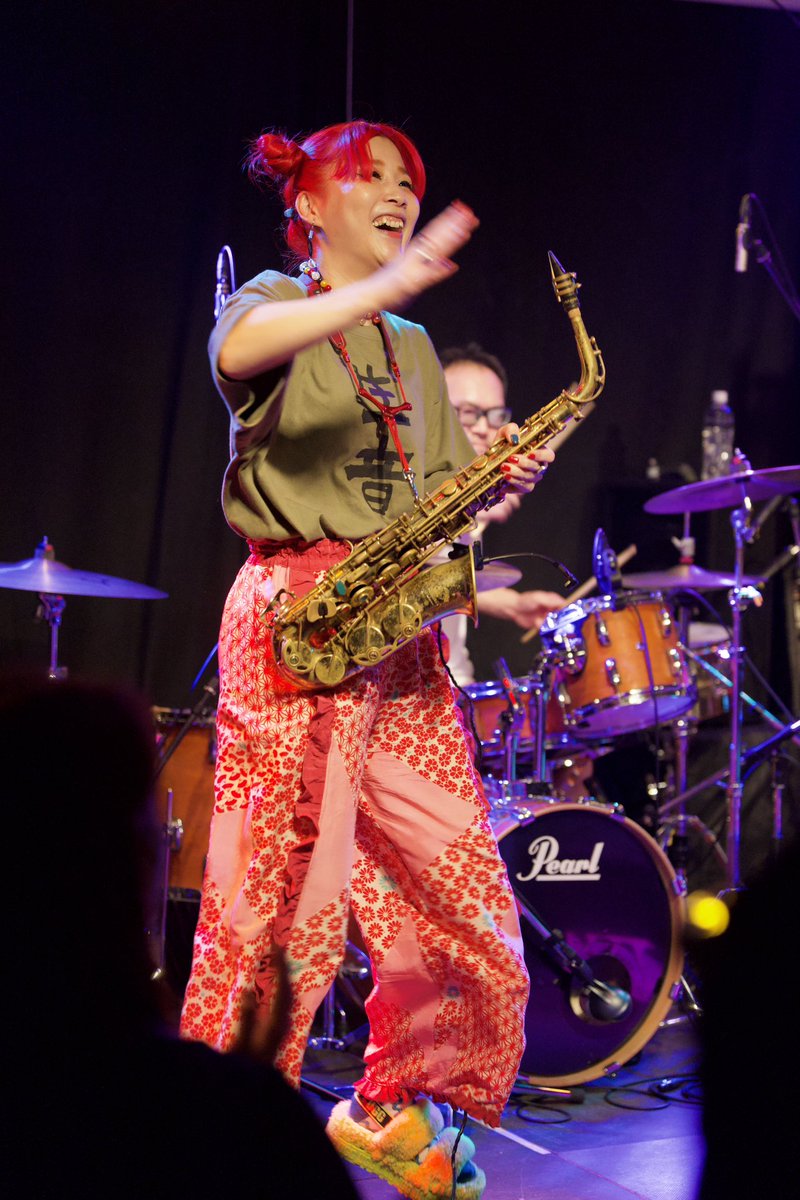 先週末のノリノリなオカピさん🎷️
超絶演奏で肌はツヤツヤ足元はモフモフなぜか少年っぽさもあるという。
先々週にビジュアル系で攻めていたとは思えない…
#岡村トモ子
#生音バンド

x.com/kgsakata/statu…