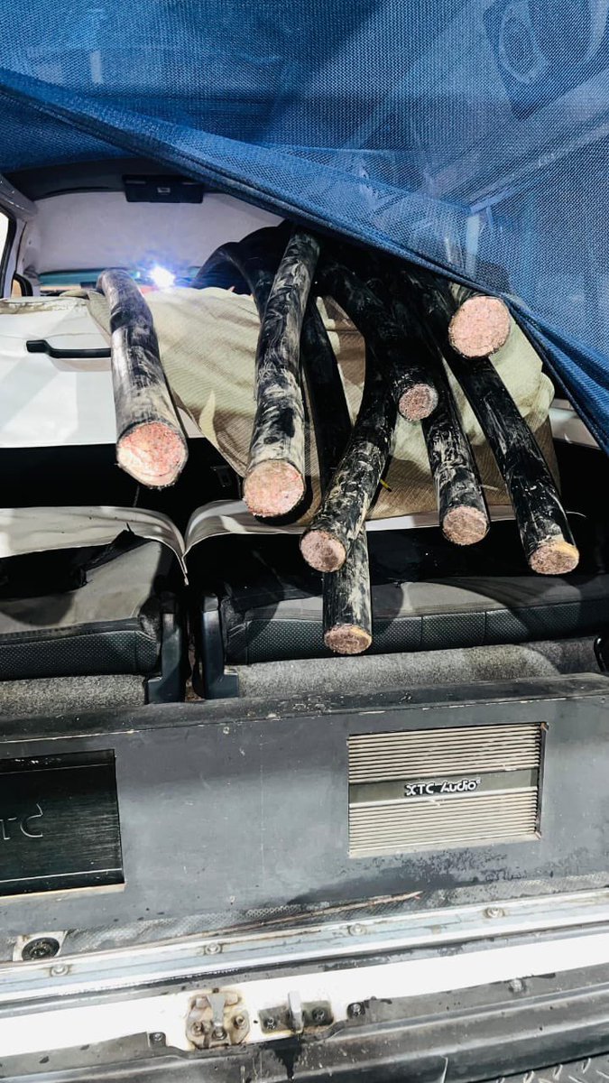 GP_CommSafety's tweet photo. During crime prevention duties in and around Katlehong, members of SAPS with the Gauteng Traffic Wardens apprehended three suspects found in possession of suspected stolen cables.

#GrowingASaferGauteng #bootsontheground #tackingg13 https://t.co/fYBMRLOVcd