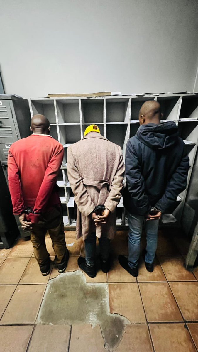 GP_CommSafety's tweet photo. During crime prevention duties in and around Katlehong, members of SAPS with the Gauteng Traffic Wardens apprehended three suspects found in possession of suspected stolen cables.

#GrowingASaferGauteng #bootsontheground #tackingg13 https://t.co/fYBMRLOVcd