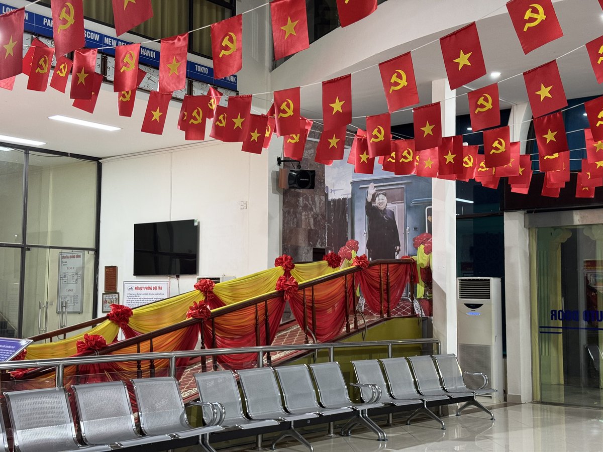 Ch112161's tweet image. 0:55 🇻🇳出国検査のため国境のドンダン駅で一度下車。
ドンダン駅には🇰🇵将軍様が専用列車で訪れた際に使われたと思われるステップが展示されています。
#河内南寧2025