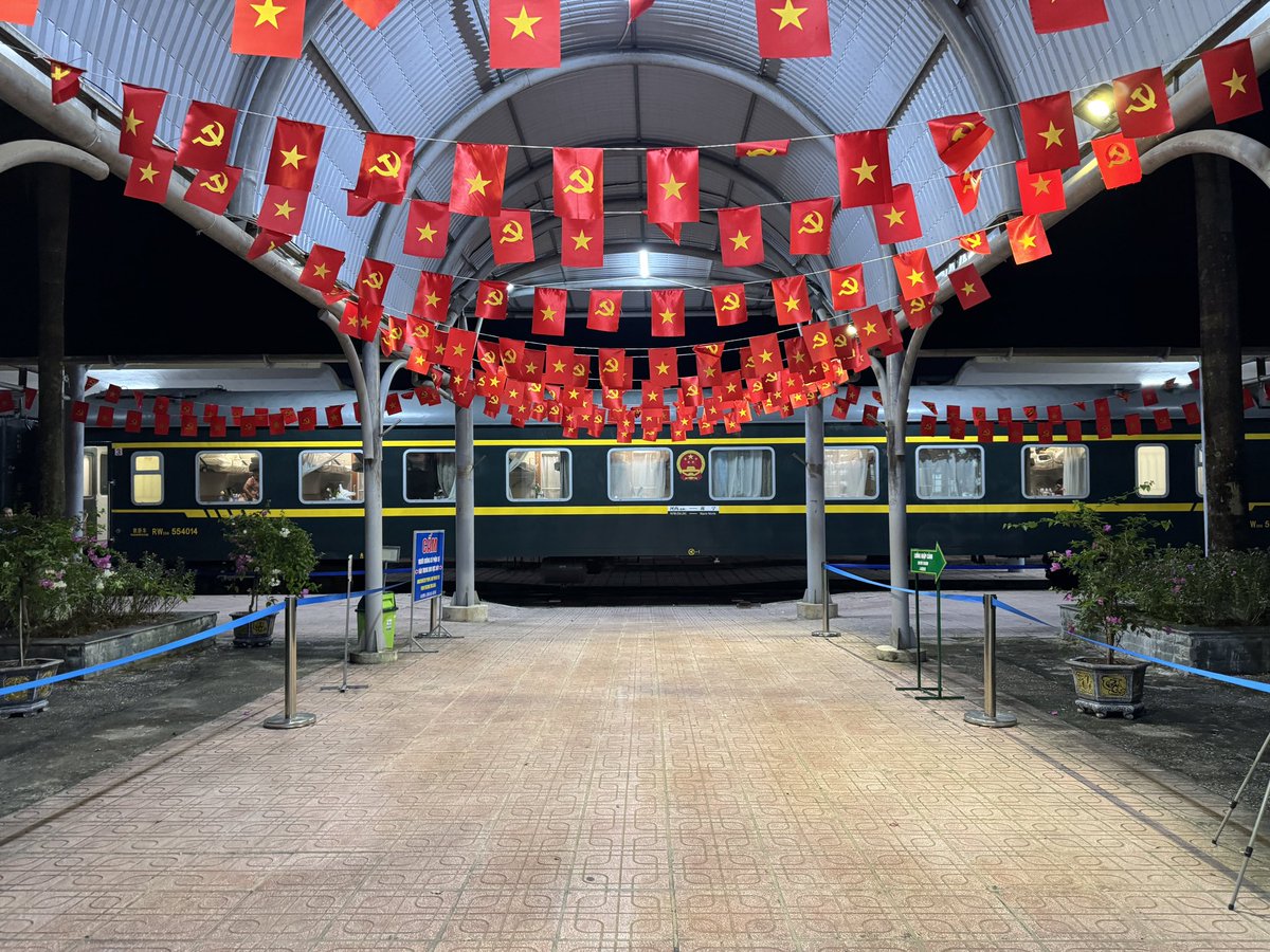 Ch112161's tweet image. 0:55 🇻🇳出国検査のため国境のドンダン駅で一度下車。
ドンダン駅には🇰🇵将軍様が専用列車で訪れた際に使われたと思われるステップが展示されています。
#河内南寧2025