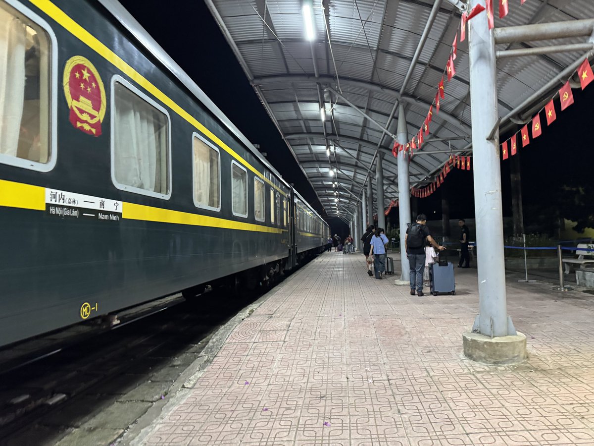 Ch112161's tweet image. 0:55 🇻🇳出国検査のため国境のドンダン駅で一度下車。
ドンダン駅には🇰🇵将軍様が専用列車で訪れた際に使われたと思われるステップが展示されています。
#河内南寧2025