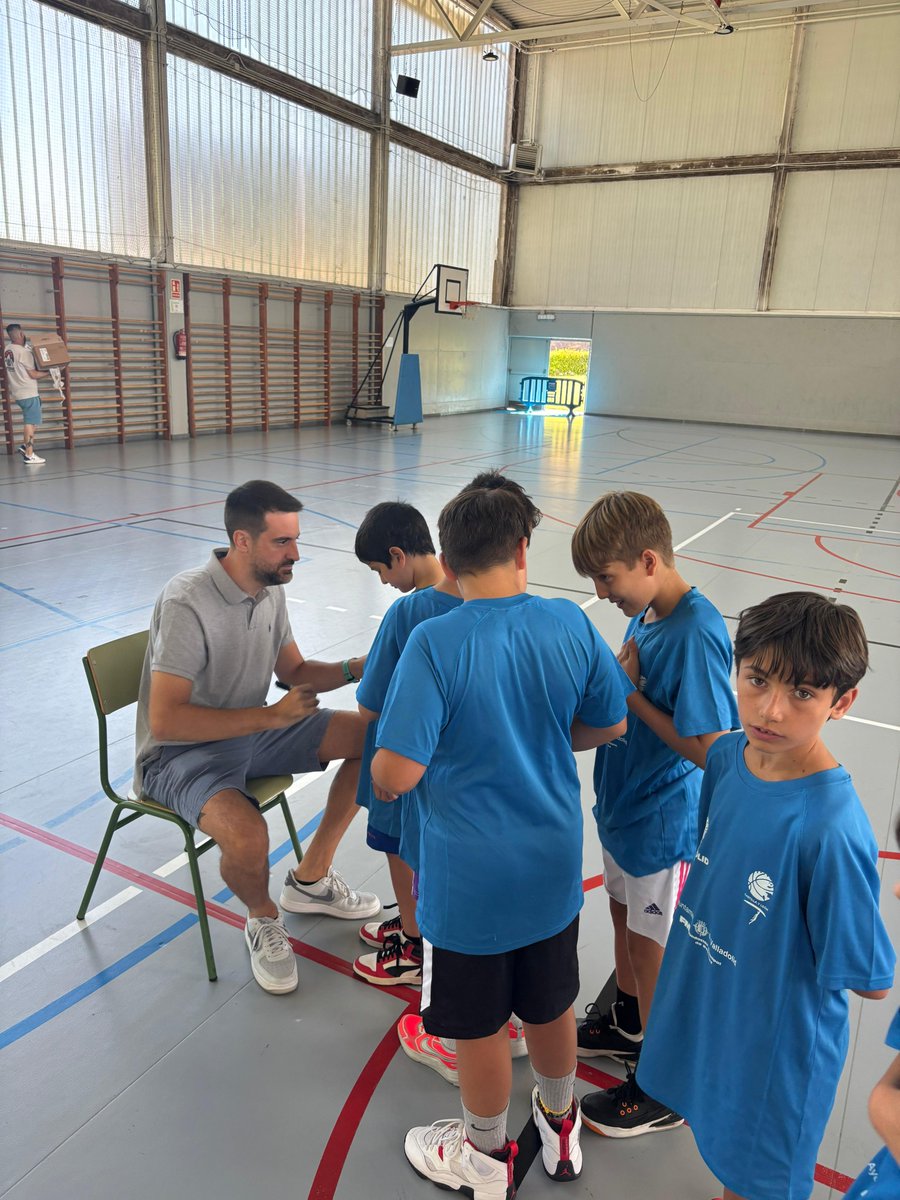 CBC_Valladolid's tweet image. 🏀 Nuestro técnico David Barrio (@barrio1985) ha visitado esta semana a los niños y niñas participantes del Campus Deportivo de Baloncesto de @AyuntamientoVLL y @FBCyL.
🙌 ¡Enormemente agradecidos por la invitación!
@UEMC #PucelaBasket