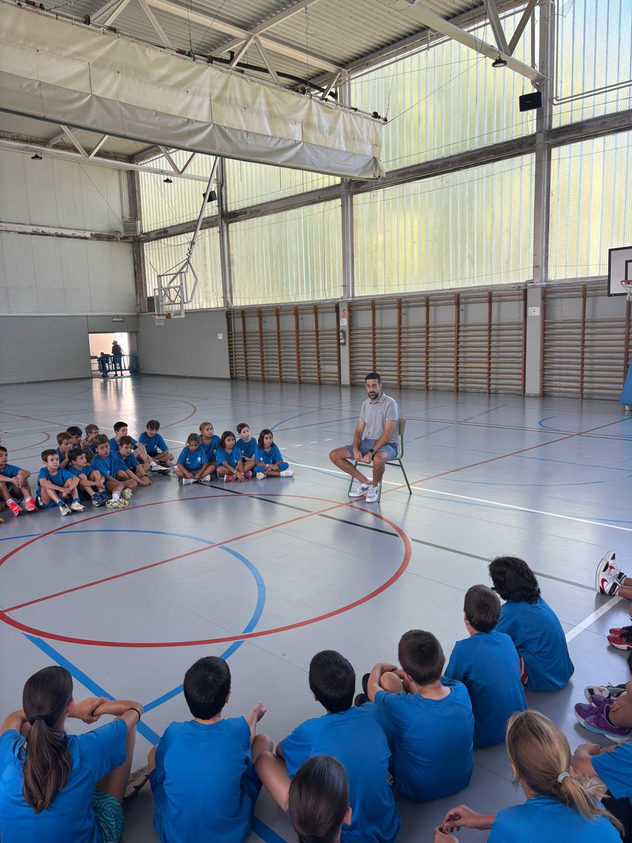 CBC_Valladolid's tweet image. 🏀 Nuestro técnico David Barrio (@barrio1985) ha visitado esta semana a los niños y niñas participantes del Campus Deportivo de Baloncesto de @AyuntamientoVLL y @FBCyL.
🙌 ¡Enormemente agradecidos por la invitación!
@UEMC #PucelaBasket